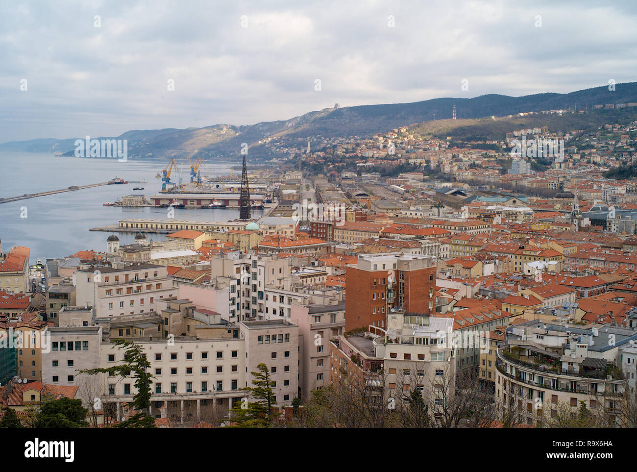 TRIESTE, Italie - le 14 janvier 2015 : Le centre-ville et de la vieille ville de Trieste du dessus avec le vieux port à l'arrière-plan. Banque D'Images