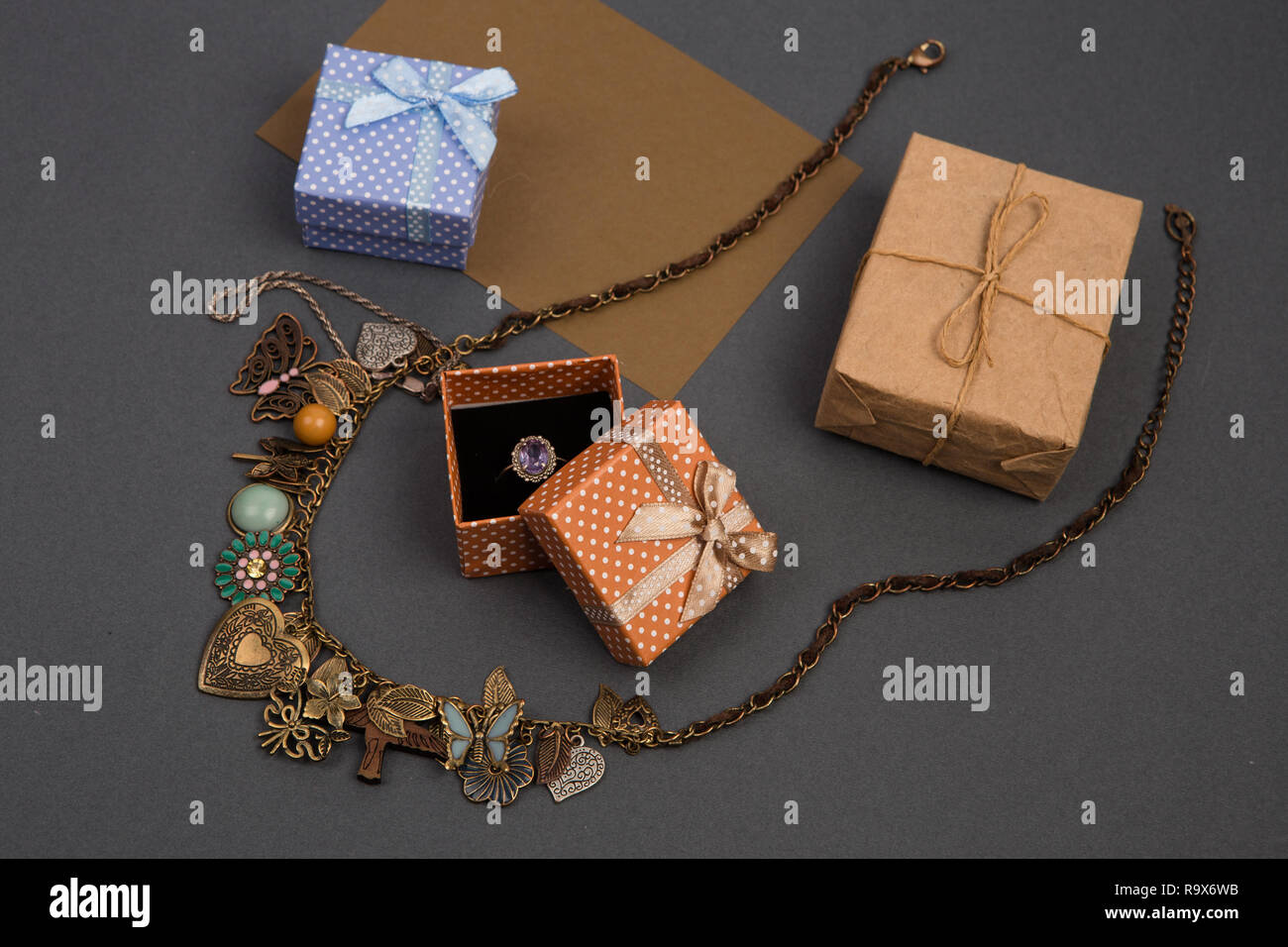 Concept de célébration - Coffrets cadeaux en argent avec pois vintage diamond ring sur fond gris Banque D'Images