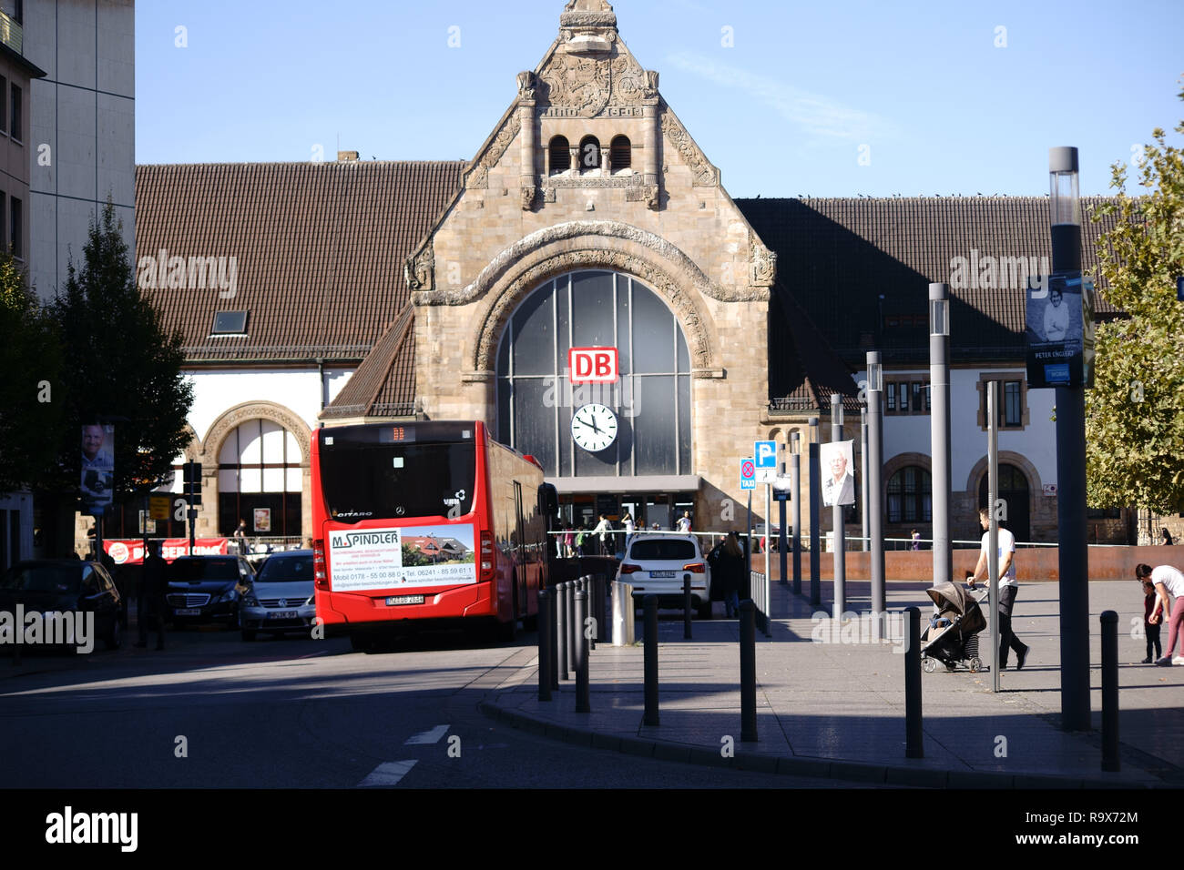 Worms, Allemagne - 13 octobre 2018 : bus et de la circulation routière en face de la gare principale, le 13 octobre 2018 dans les vers. Banque D'Images