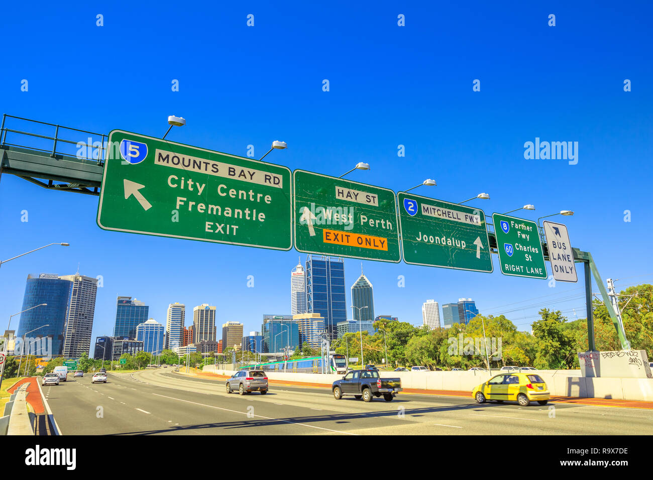 Perth, Australie occidentale - Jan 3, 2018 : Perth route autoroute signe du centre-ville de Fremantle, West Perth, Jondalup, agriculteur Fwy et Charles St dans le centre-ville de Perth près de John Oldham Park. Scène urbaine de la circulation. Banque D'Images