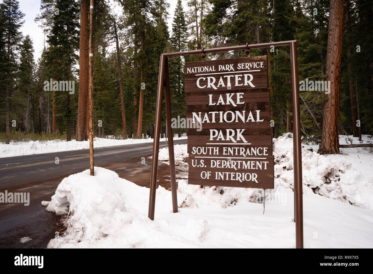 Le signe des roches et ondule dans le vent à Crater Lake NP Banque D'Images