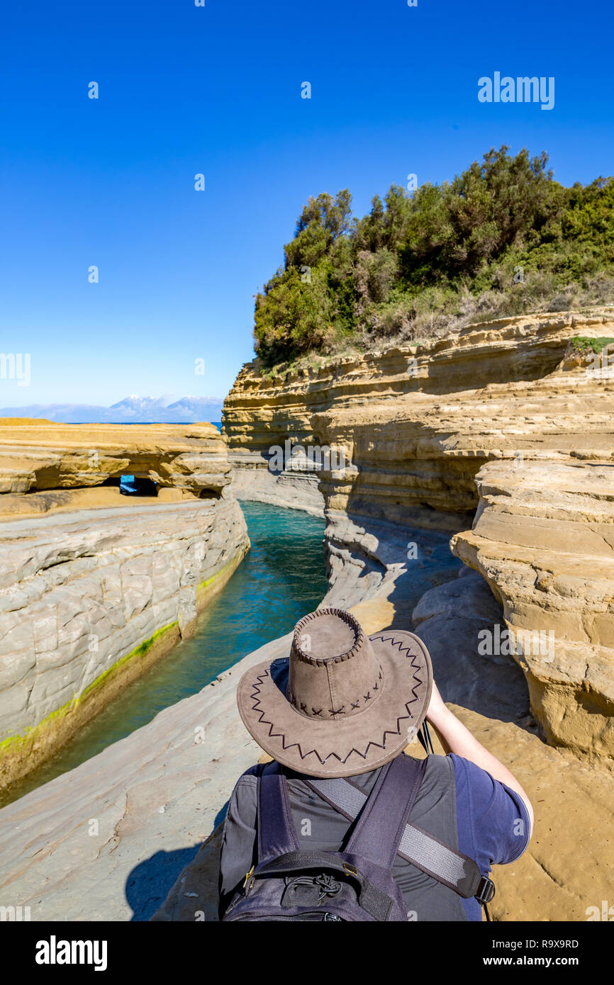 Printemps Ensoleillé vue de Love Canal ou Canal D'Amour avec l'eau bleu de la mer Ionienne et falaises stratifiées à Corfou, l'île de Corfou, Grèce. Retour d'un ma Banque D'Images