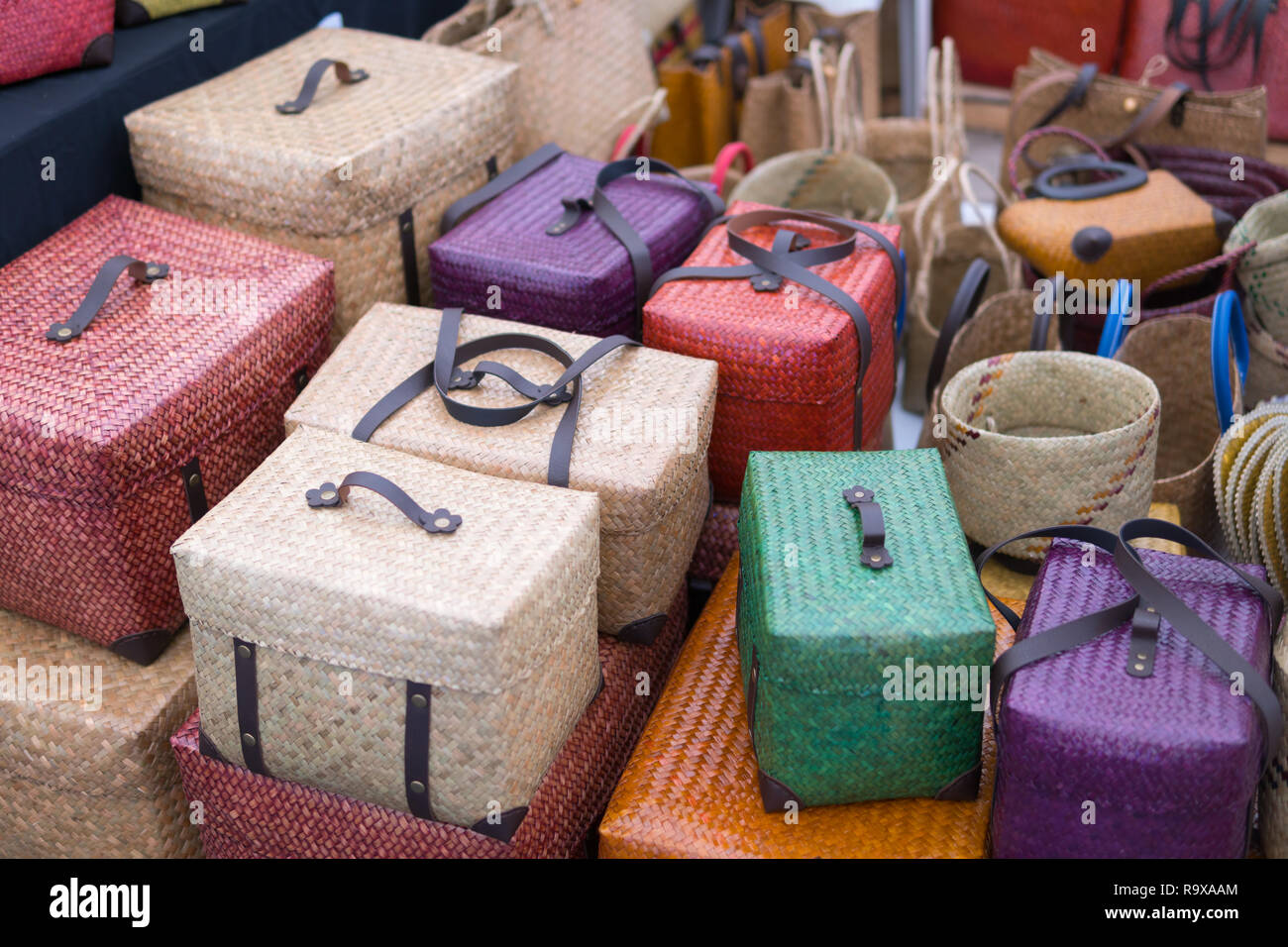 Sac fait main tissé coloré pour les femmes,l'artisanat thaïlandais.Shopping  pour sacs de paille dans le sud de la Thaïlande Photo Stock - Alamy