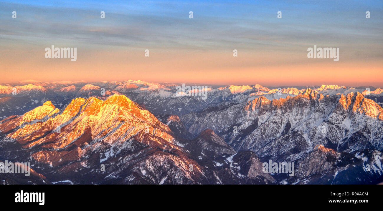 Des sommets alpins sur l'Autriche dans le coucher du soleil, volant au-dessus des Alpes, voyage et paysage concept, le tourisme d'hiver en Europe Banque D'Images