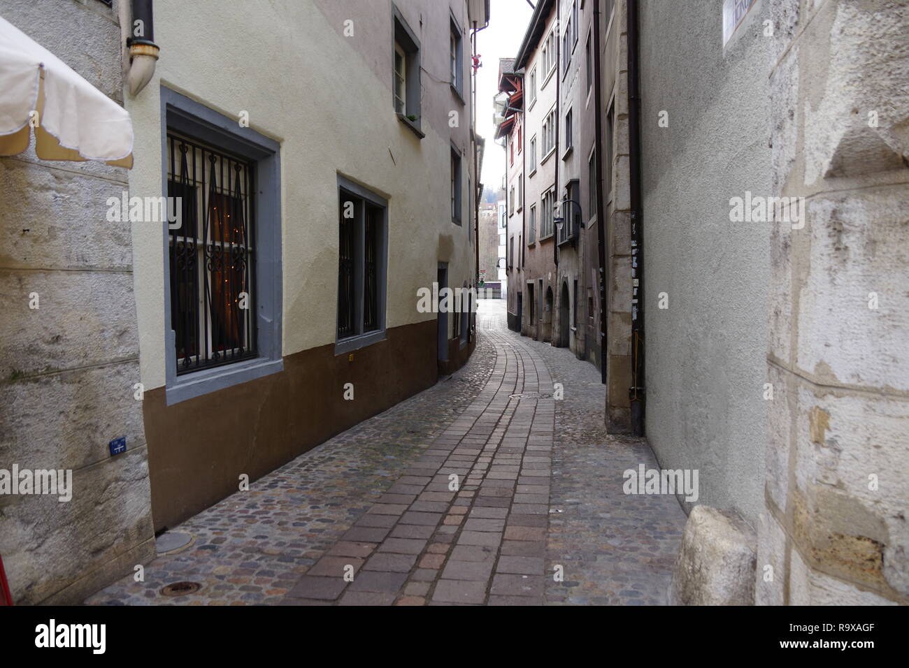 Rue incurvée dans le bourg Banque D'Images