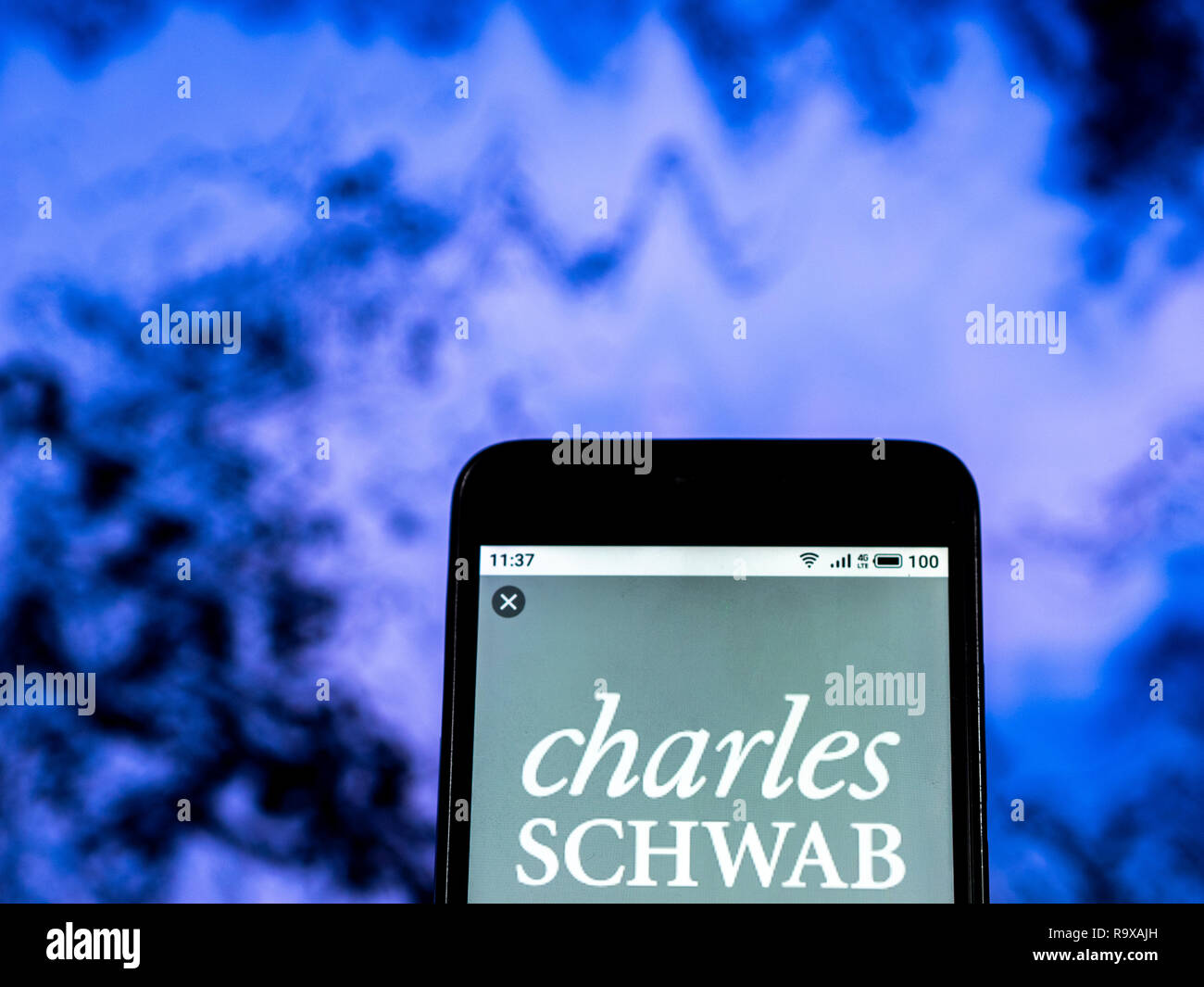 Charles Schwab Corporation Financial services company logo vu affichée sur smart phone Banque D'Images