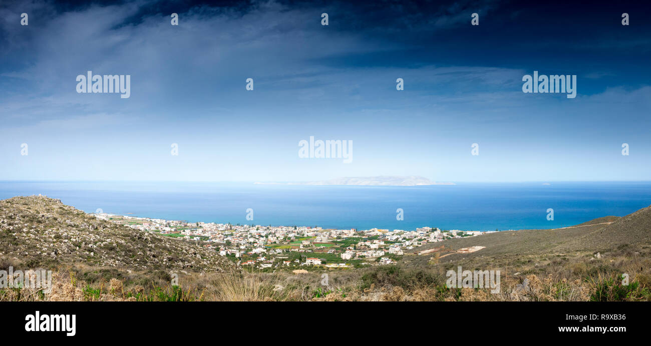 Vue panoramique de la ville avec en arrière-plan la mer de Crète, Grèce Europe Banque D'Images