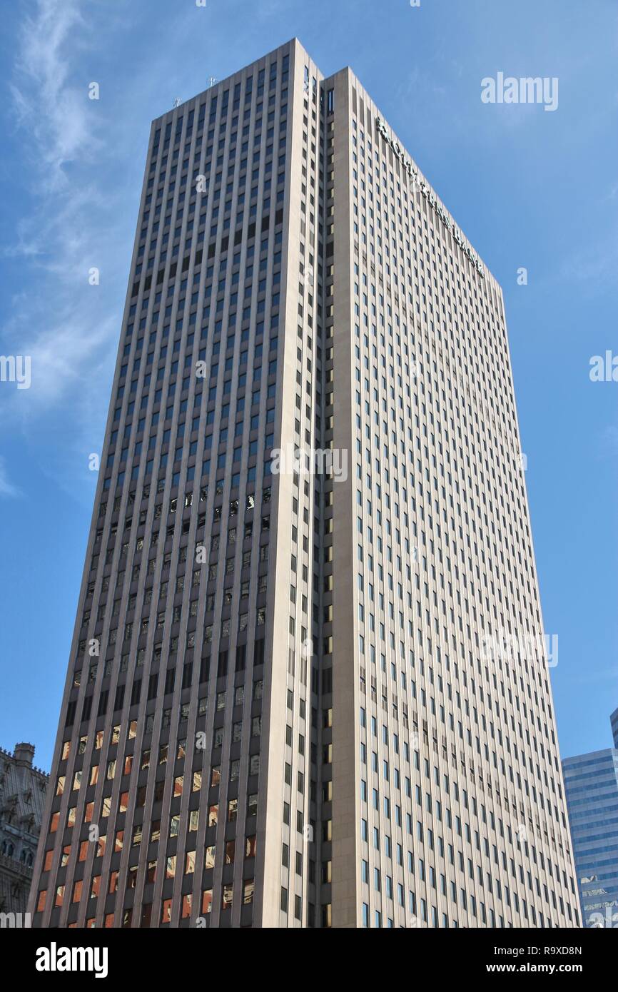 PITTSBURGH, États-Unis - 30 juin 2013 : vue extérieure de la Citizens Bank Tower à Pittsburgh. C'est la 8ème plus haute tour de Pittsburgh à 841 ft (256 m). Banque D'Images