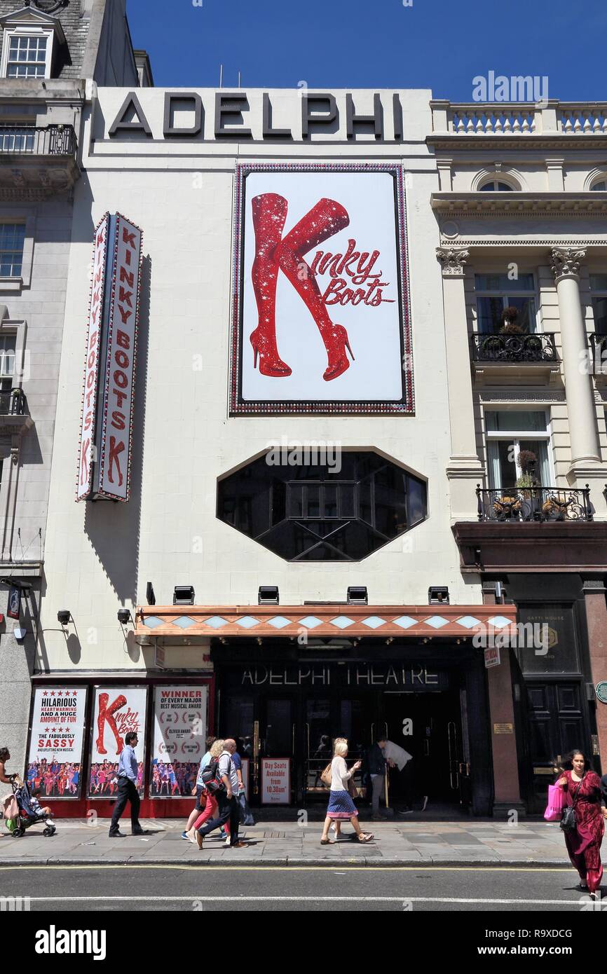 Londres, UK - 6 juillet 2016 : les gens marchent par Adelphi Theatre à Londres, au Royaume-Uni. C'est l'un des théâtres du West End de Londres. En 2013 les théâtres de West End vendu 14,5 mi Banque D'Images