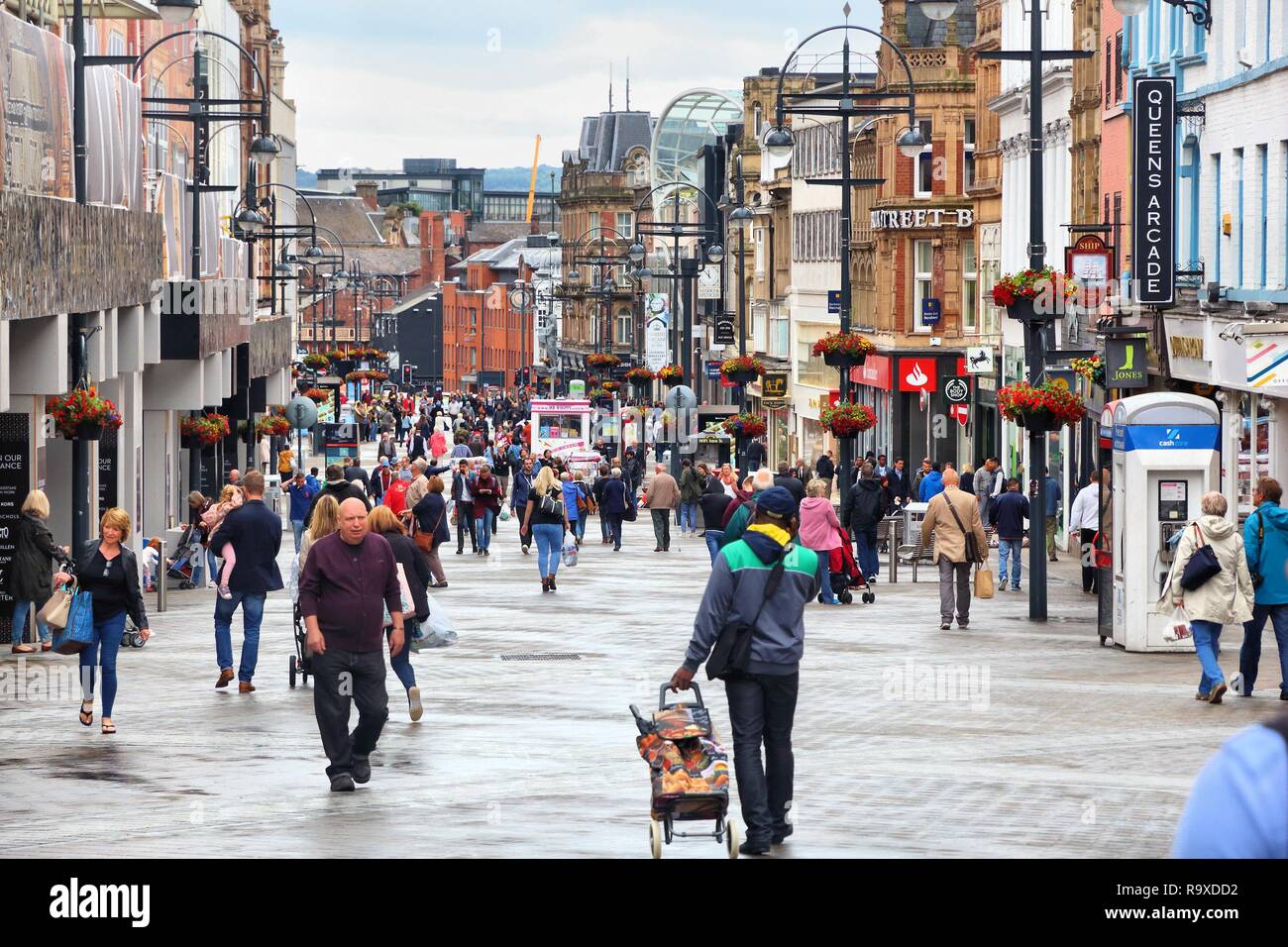 LEEDS, UK - 11 juillet 2016 : Les gens magasinent à Briggate street dans le centre-ville de Leeds, Royaume-Uni. Leeds région urbaine a 1,78 million d'habitants. Banque D'Images