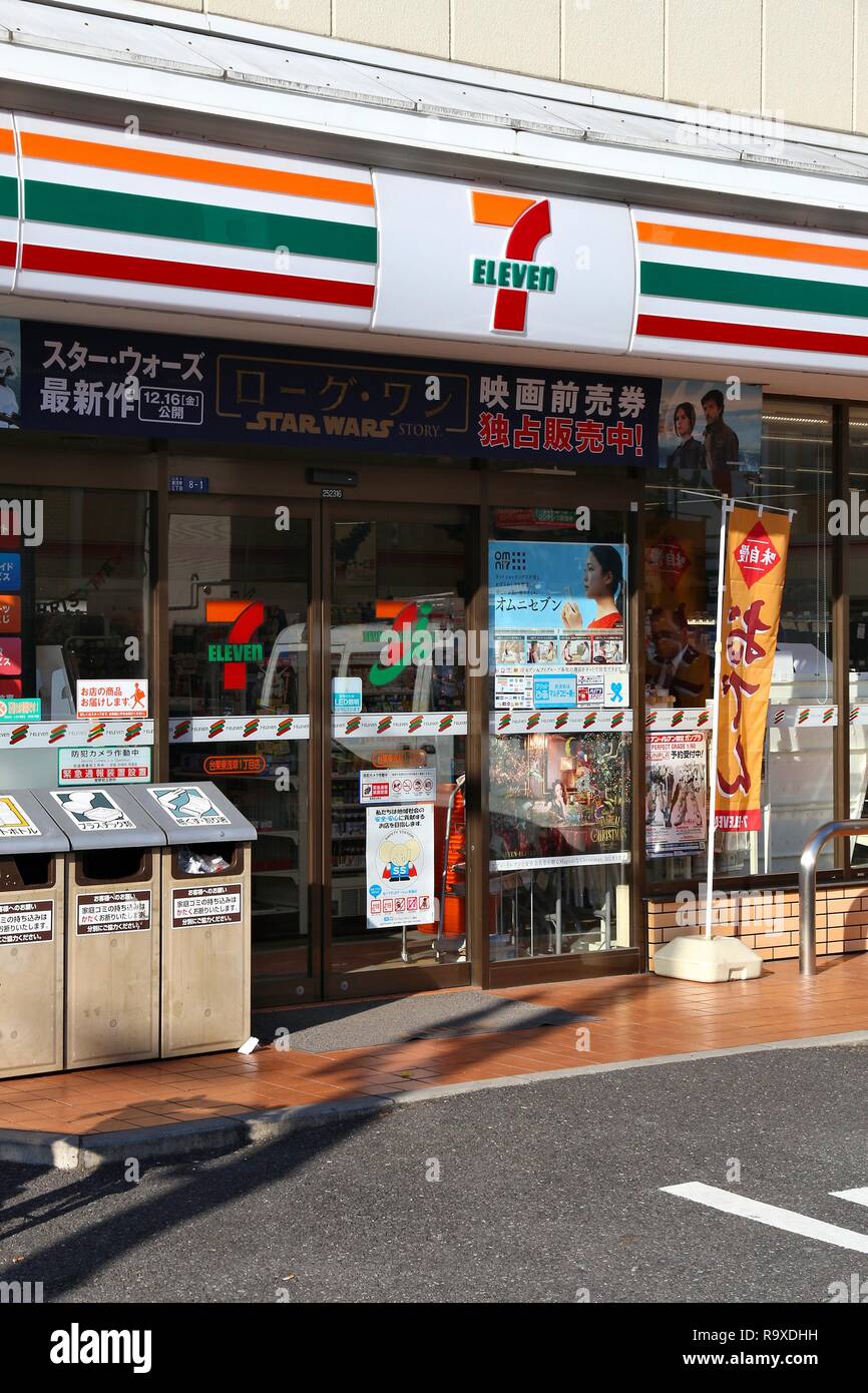 TOKYO, JAPON - 30 NOVEMBRE 2016 : 7-Eleven épicerie à Tokyo, Japon. 7-Eleven est un magasin de proximité avec 56 600 magasins de marque à l'échelle mondiale. Banque D'Images