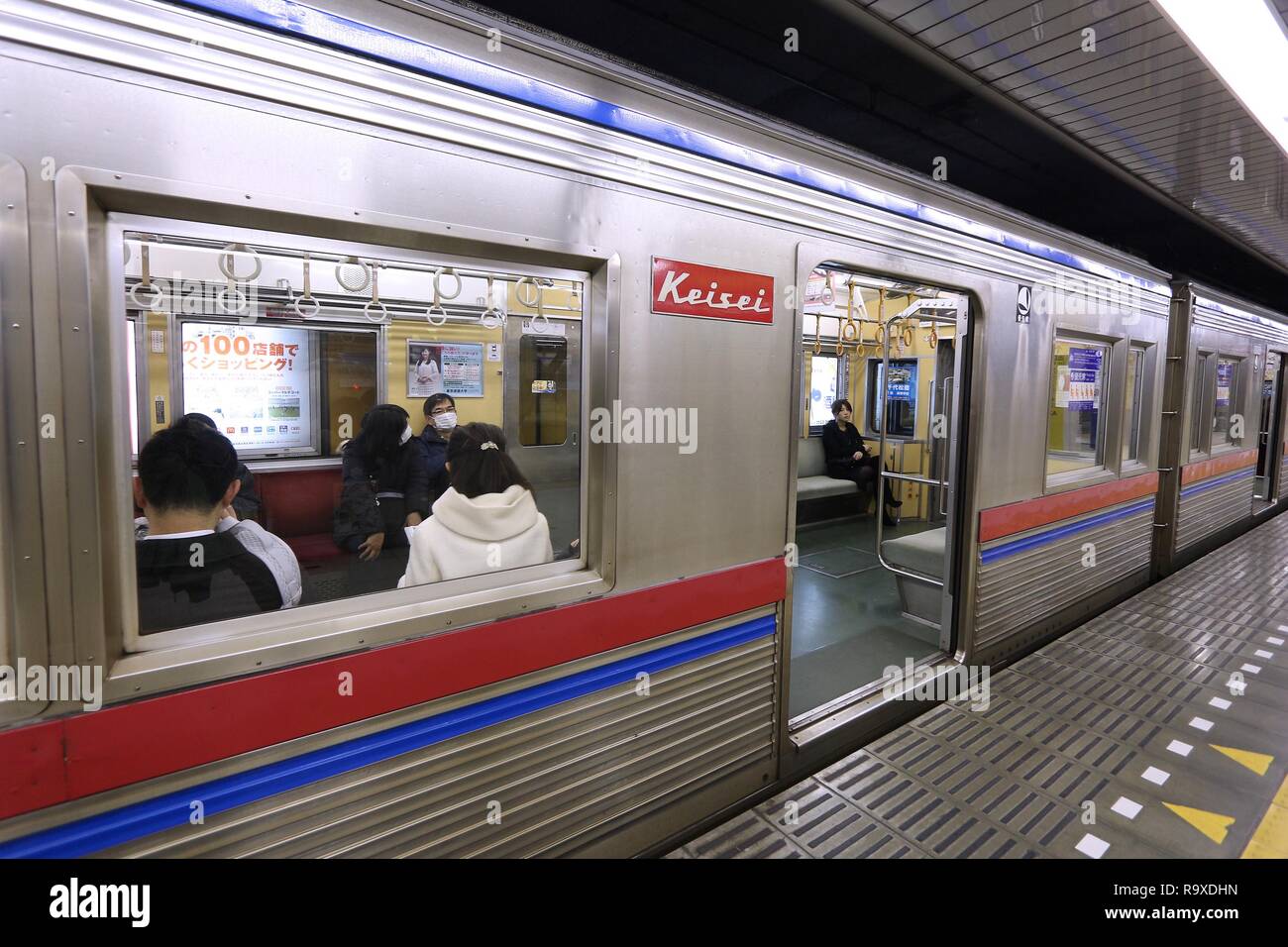 TOKYO, JAPON - 30 NOVEMBRE 2016 : Les hommes conseil au train Keisei Oshiage gare à Tokyo, Japon. Keisei Electric Railway exploite 152 km de chemin de fer lin Banque D'Images