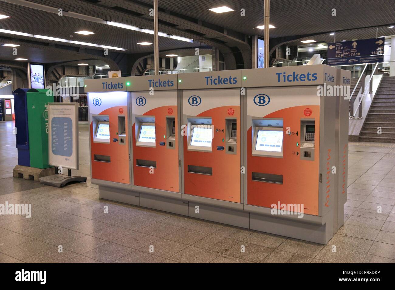 Bruxelles, Belgique - le 20 novembre 2016 : les distributeurs de billets à Bruxelles sud (Bruxelles Midi) gare en Belgique. La station remonte à 1840. Banque D'Images