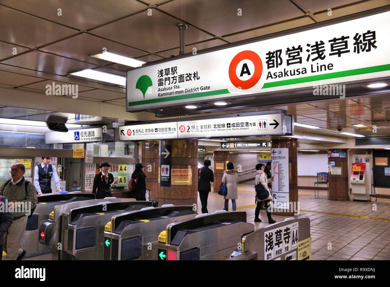 TOKYO, JAPON - 29 NOVEMBRE 2016 : Les gens entrent dans la station de métro Toei Asakusa à Tokyo. De Métro Toei et Tokyo Metro ont 285 stations et ont 8,7 mil Banque D'Images