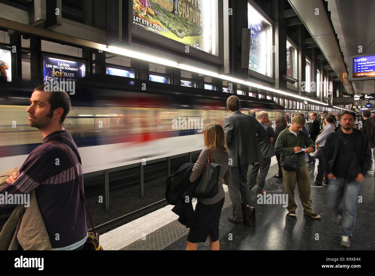 PARIS - le 20 juillet : Les gens attendent à la station de métro de Paris le 20 juillet 2011 à Paris, France. Métro de Paris est le 2ème plus grand système de métro dans le monde entier en Banque D'Images