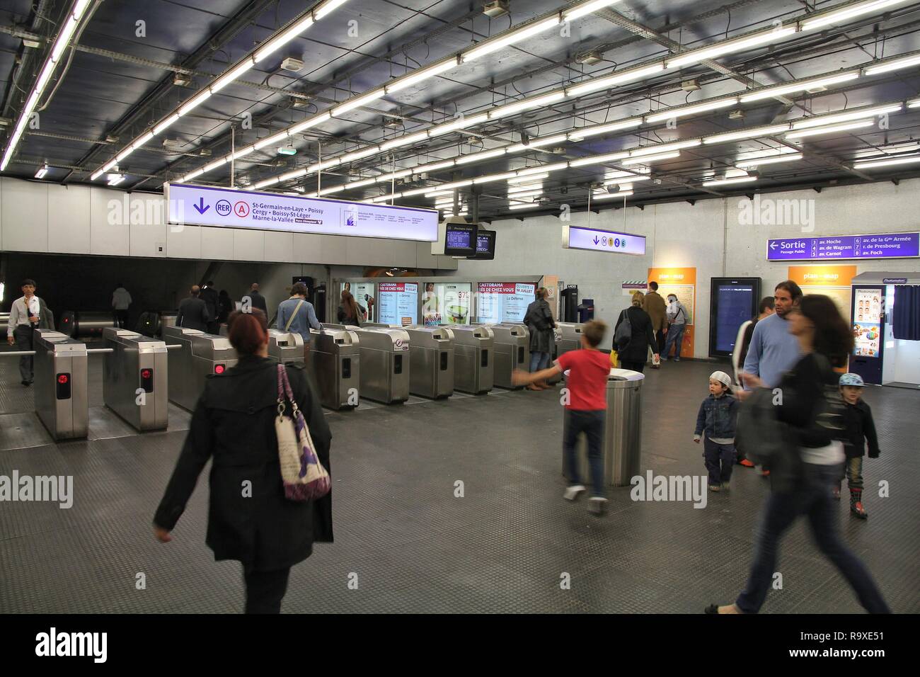 PARIS - le 20 juillet : Les gens entrent dans la station de métro de Paris le 20 juillet 2011 à Paris, France. Métro de Paris est le 2ème plus grand système de métro dans le monde entier par nu Banque D'Images