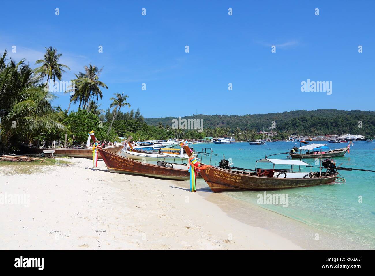 KO PHI PHI, THAÏLANDE - 20 décembre 2013 : vue sur la plage de l'île de Koh Phi Phi en Thaïlande. 26,7 millions de personnes ont visité la Thaïlande en 2013. Banque D'Images