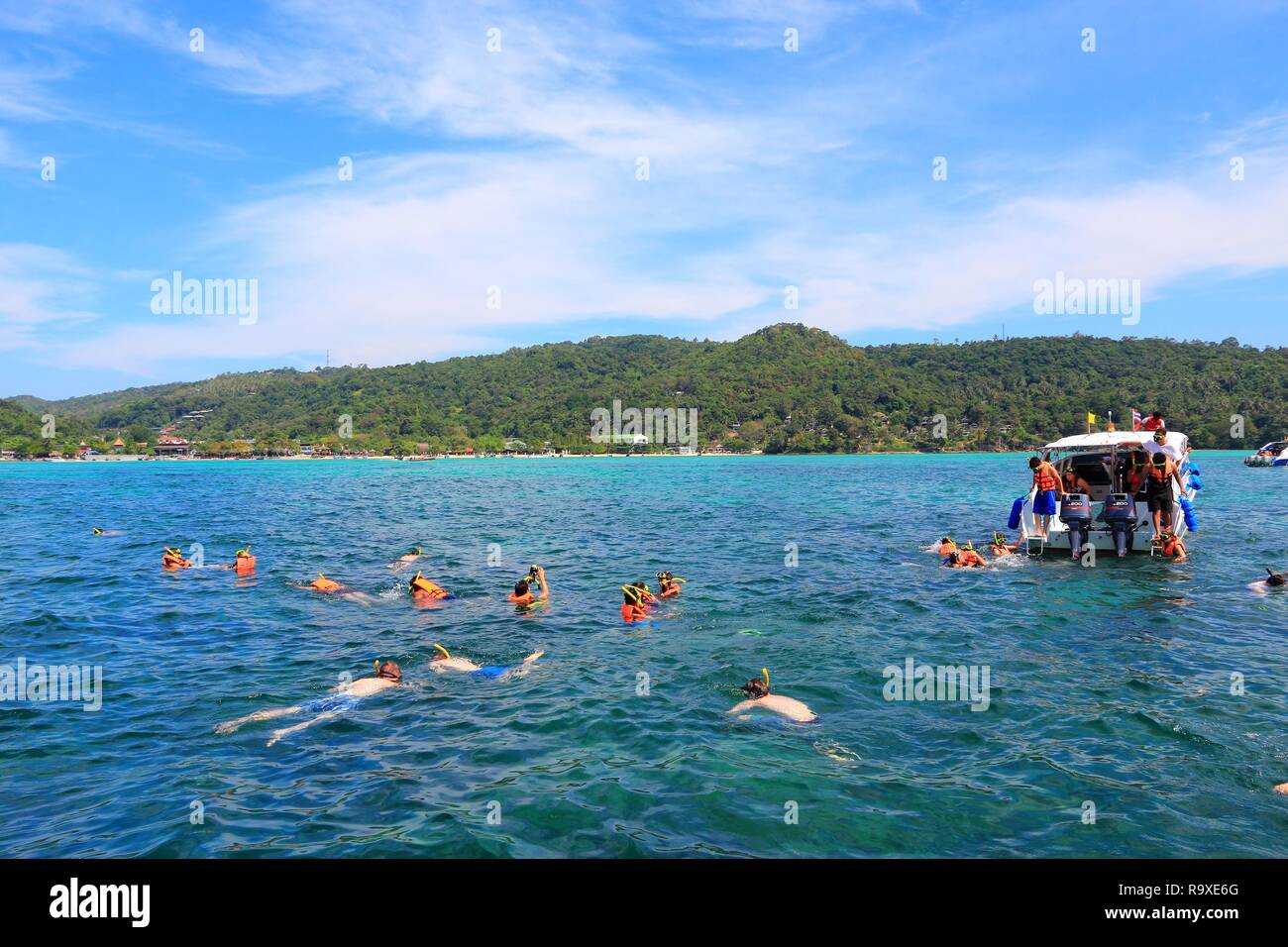 KO PHI PHI, THAÏLANDE - 20 décembre 2013 : les touristes en apnée dans la mer ouverte près de offshore de l'île de Koh Phi Phi en Thaïlande. 26,7 millions de personnes ont visité Sesana Banque D'Images
