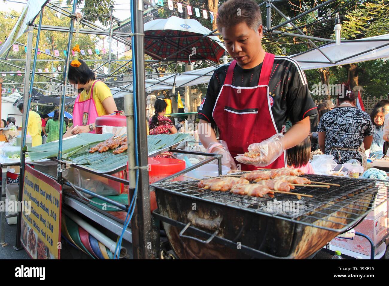 BANGKOK, THAÏLANDE - le 21 décembre 2013 : vendeur de rue typique cuisine Thaï en Thaïlande. 26,7 millions de personnes ont visité la Thaïlande en 2013, certains d'entre eux t Banque D'Images