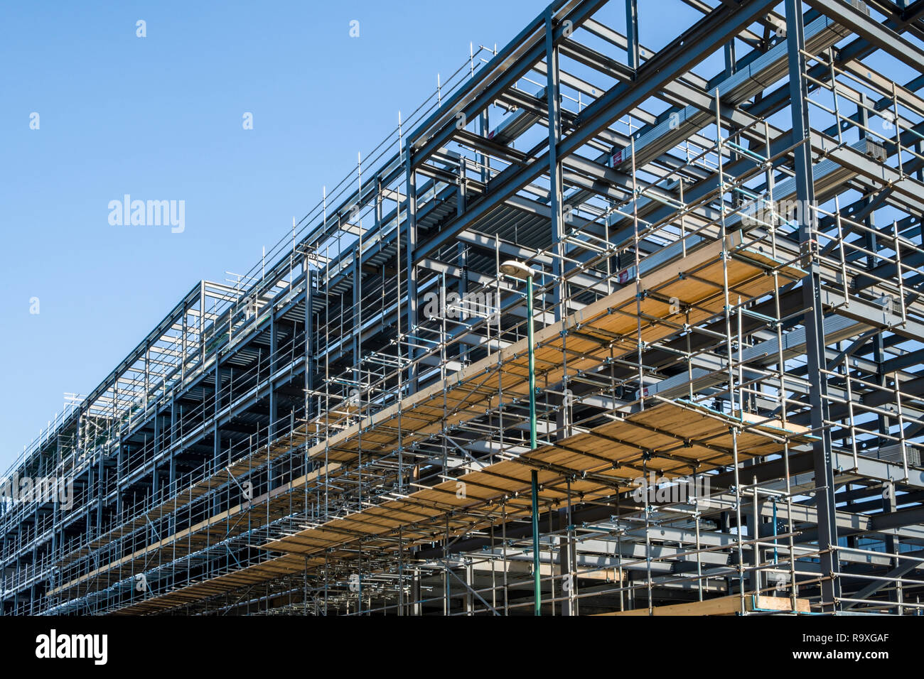 La plate-forme d'échafaudage sur une poutre en acier cadre pour un nouveau bâtiment sur un site de construction, Nottingham, England, UK Banque D'Images