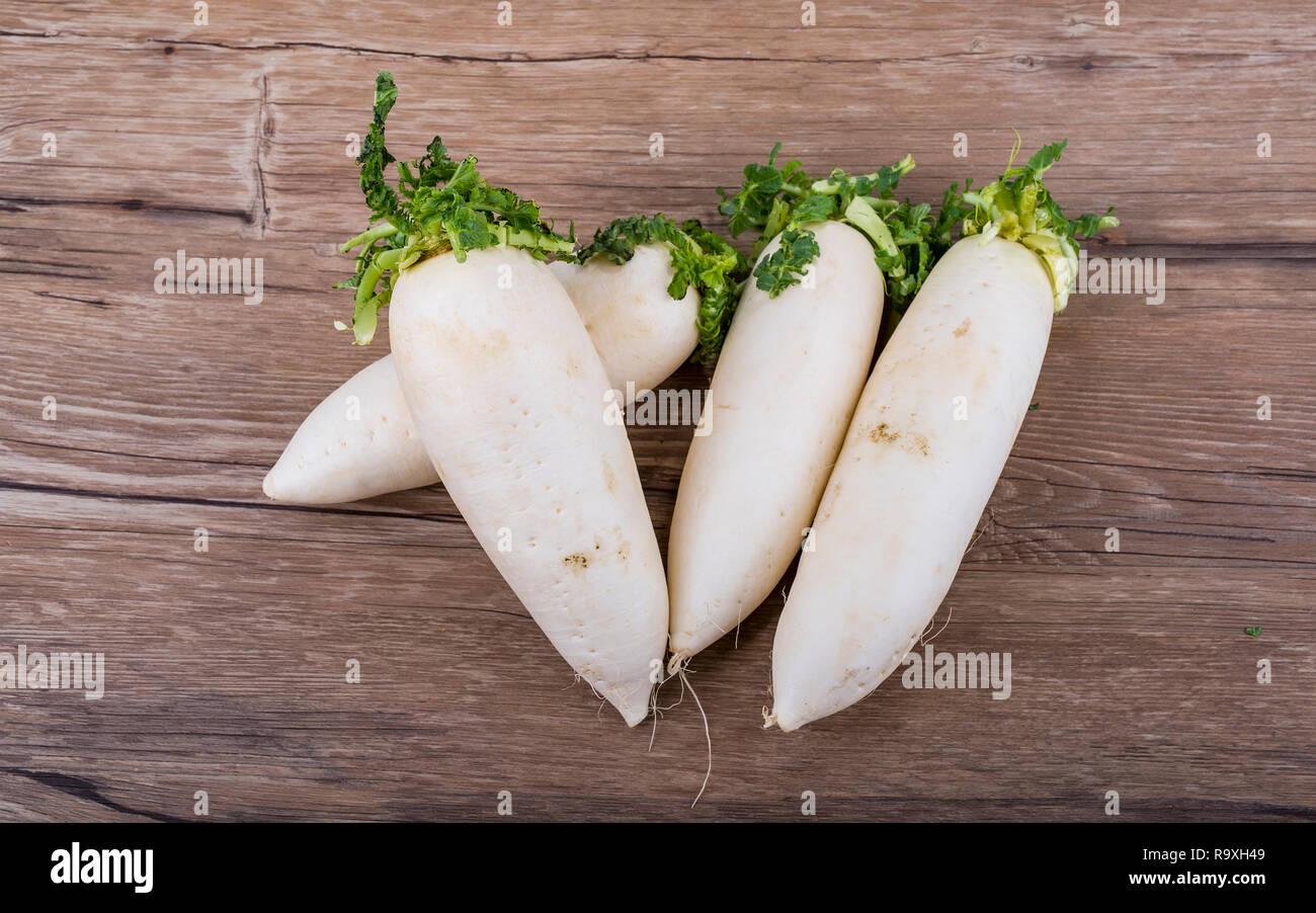 Radis daikon sur le fond en bois Banque D'Images