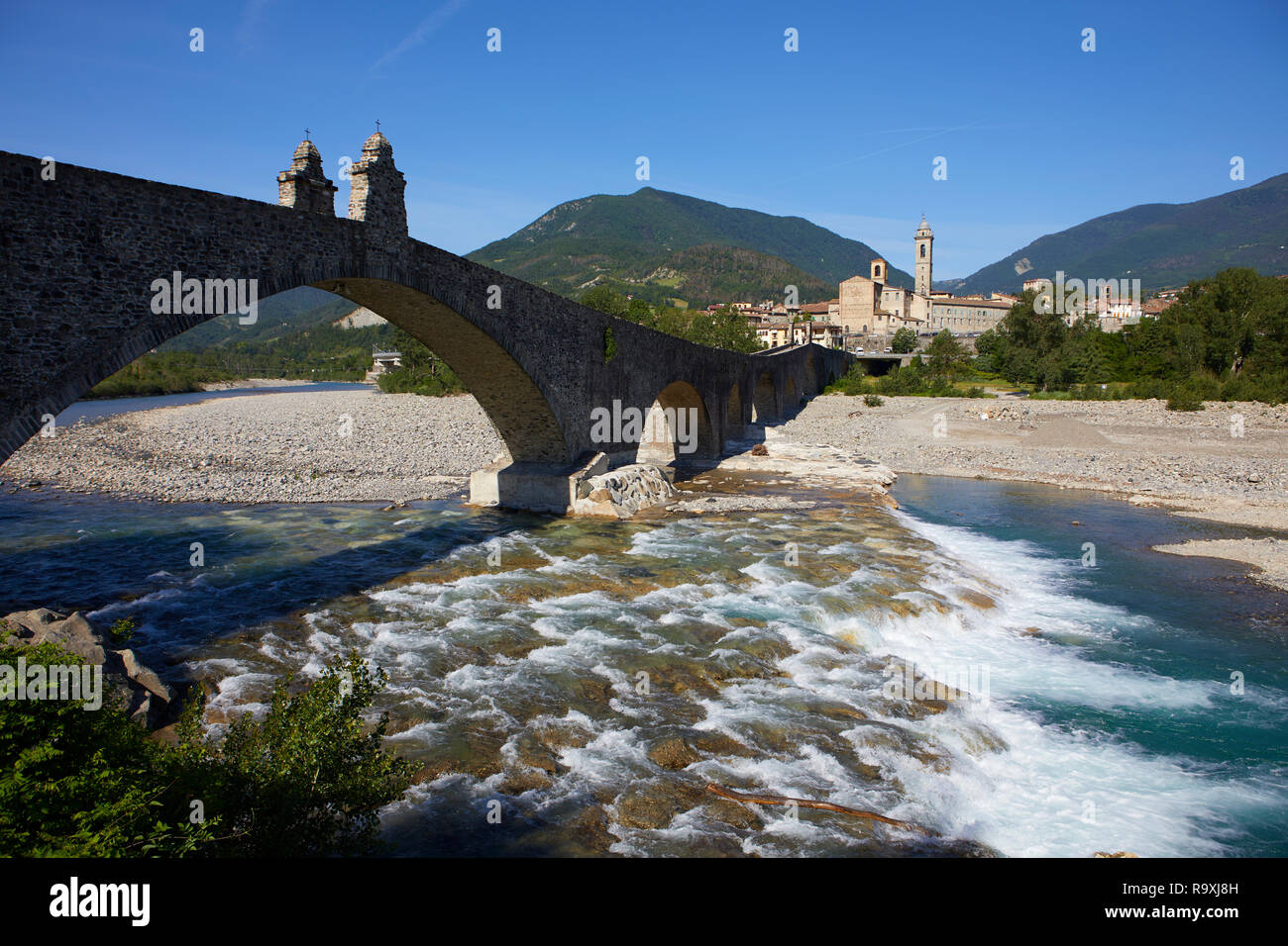La vieille intuition de secours pont au-dessus de la rivière Trebbia, Bobbio, province de Piacenza, Italie Banque D'Images La vieille intuition de secours pont au-dessus de la rivière Trebbia, Bobbio, province de Piacenza, Italie Banque D'Images