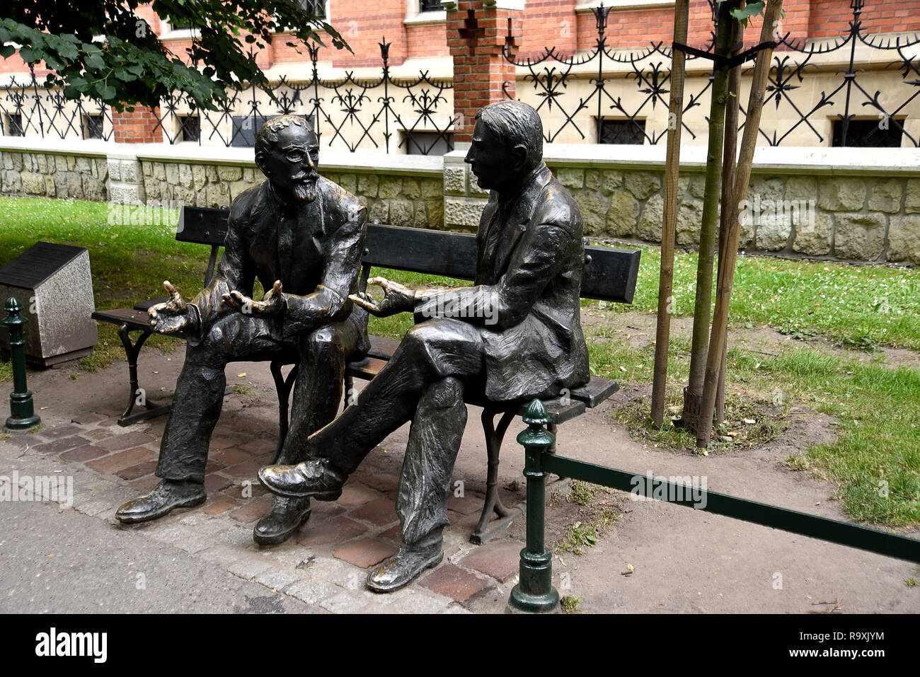 Des statues d'Mathematitions sur un banc dans le parc Planty. Leur équation est écrit sur le banc. L'Université Jagellonne de Cracovie, Pologne Banque D'Images