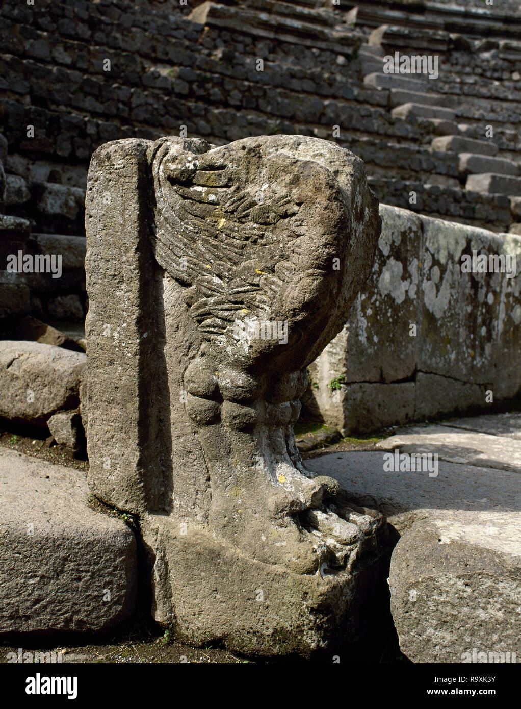 L'Italie. Pompéi. Ancienne ville romaine détruite par l'éruption du Vésuve en 79 ap. Petit Théâtre ou Odéon, construit en 80 avant JC. Vestiges d'une balustrade avec un gryphon ailé (patte du lion). Domaine de la cavea Ima réservés à decurions. La Campanie. Banque D'Images