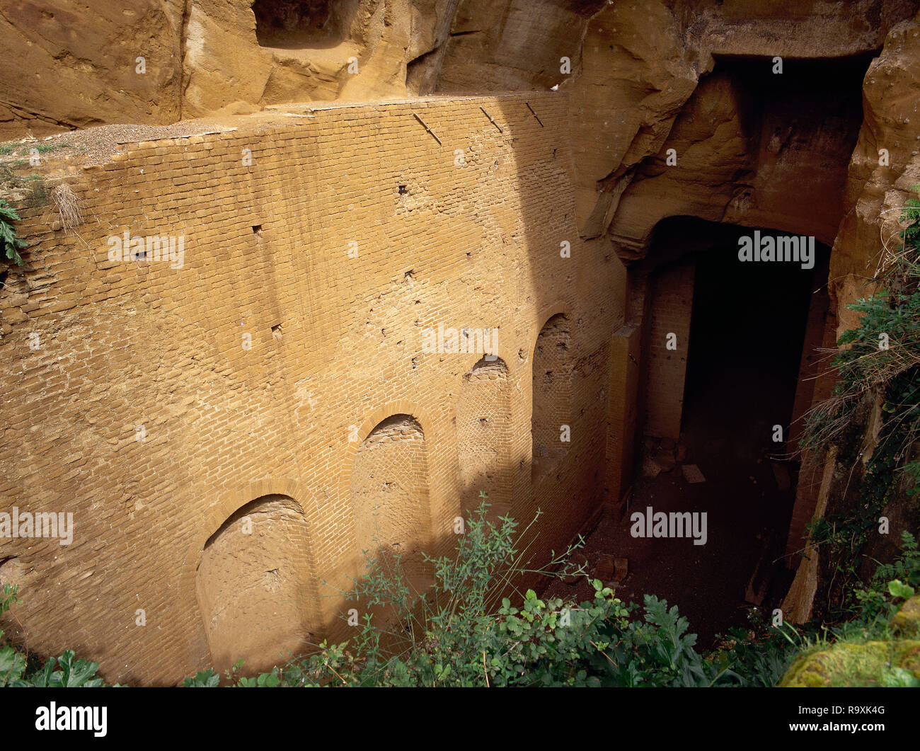 L'Italie. Cumes. Fondée en 1207 avant J.-C. par colonist d'Eubée, Grèce. La Crypte romaine. La partie visible est est le dernier bout d'un long tunnel qui commence à la Via Sacra et passe par la colline de Cumes. Il a été construit à Augusta (27 BC-14). Les mesures galerie triomphé 180 m. Vue de la porte d'accès. La Campanie. Banque D'Images