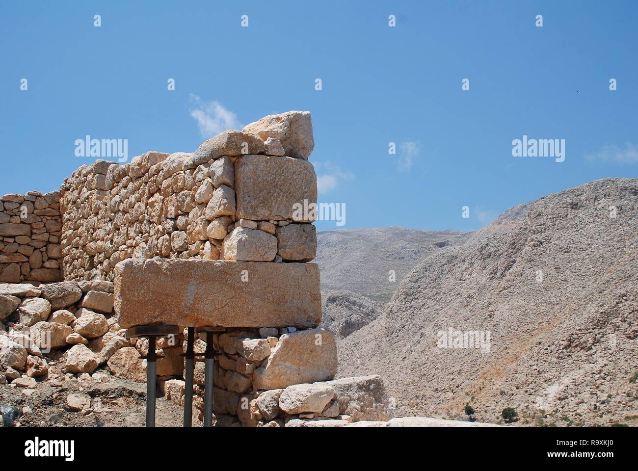 Un ancien mur de retenue dans les collines au-dessus de Chorio sur l'île grecque de Halki. Construit dans le style isodomic, le mur date du 4ème siècle avant JC. Banque D'Images