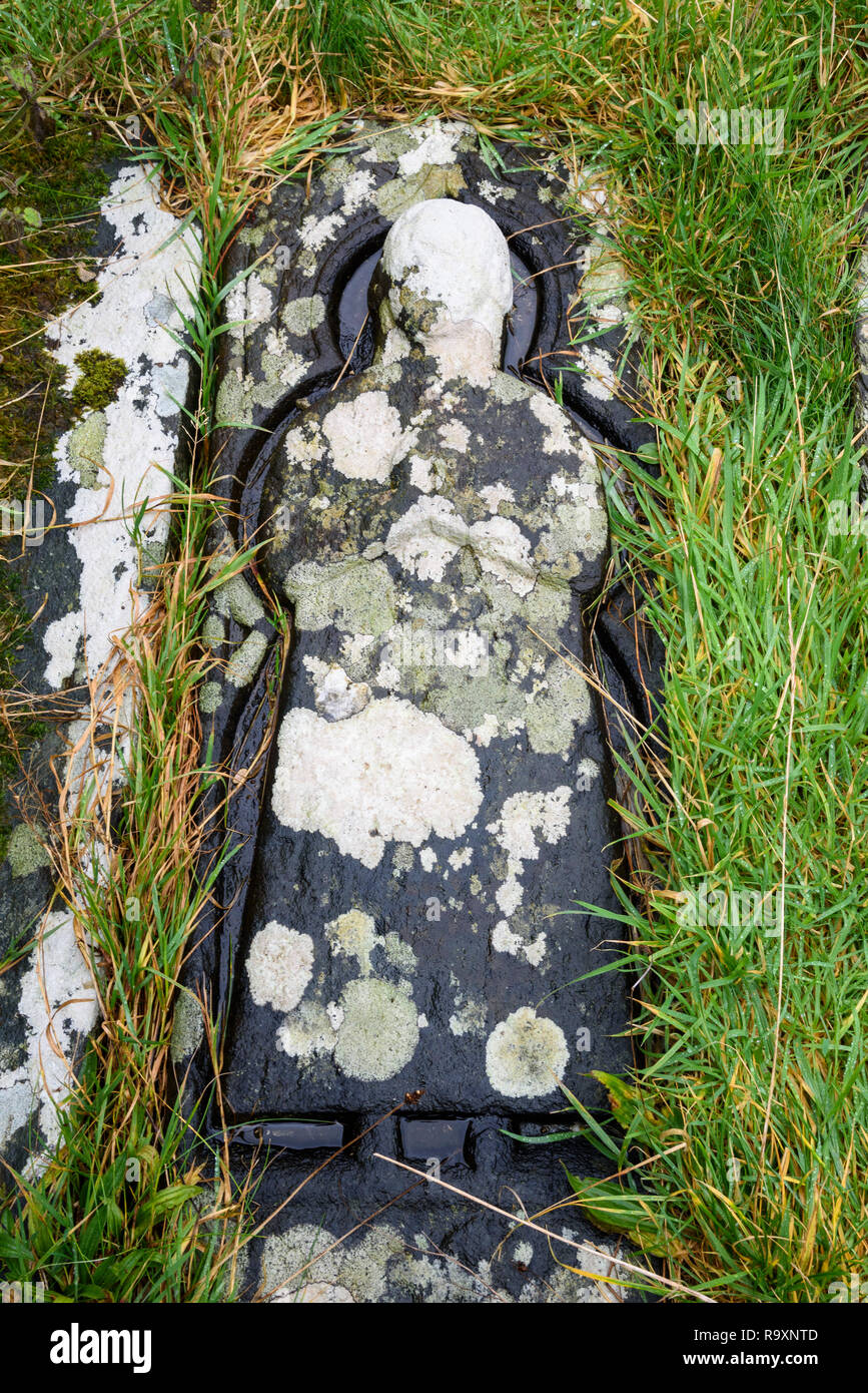 Les pierres tombales dans l'Église, vestiges d'Kilchiaran Rhinns d'Islay, Hébrides intérieures, ARGYLL & BUTE, Ecosse Banque D'Images