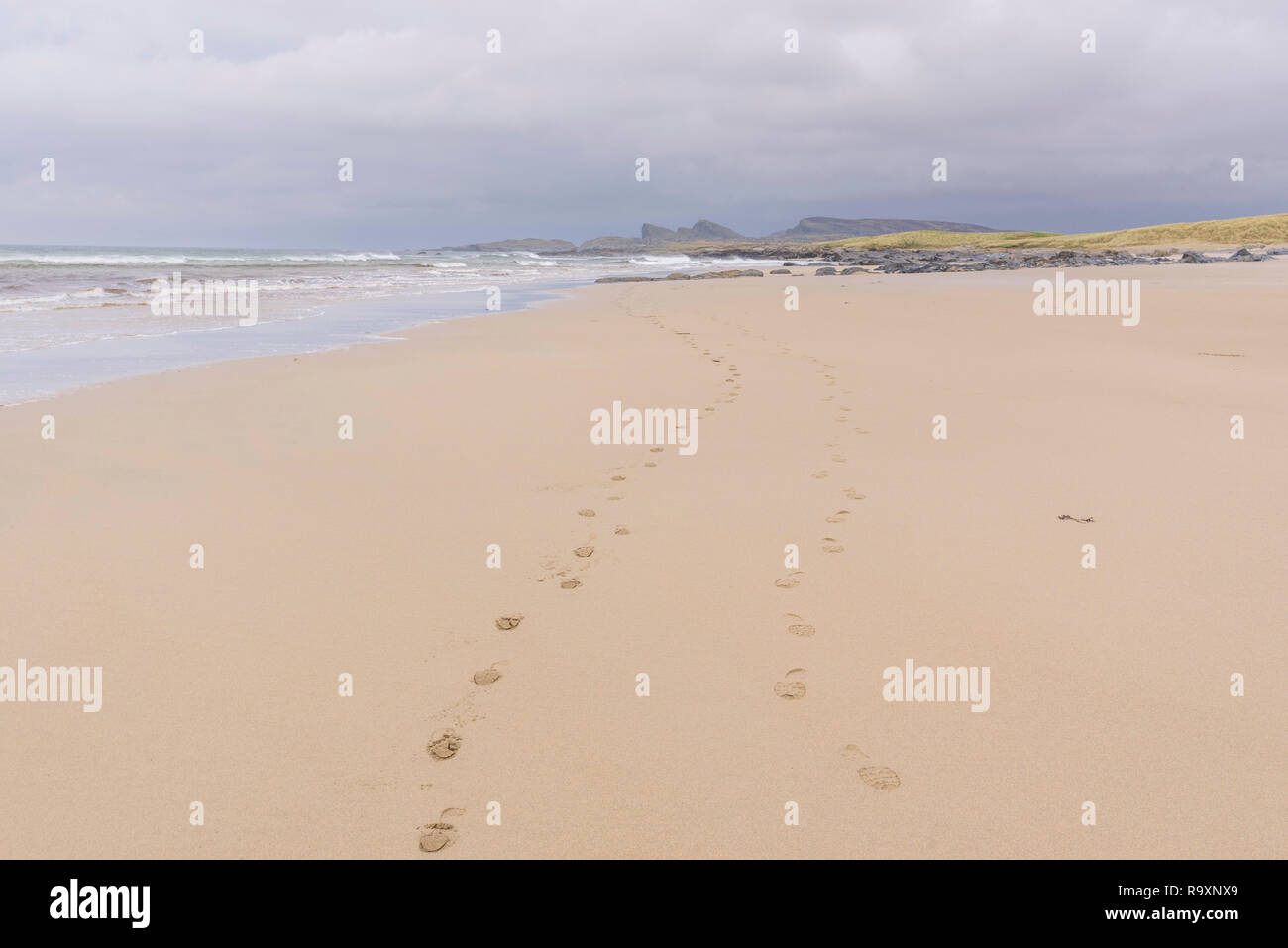 Des empreintes de pas dans le sable de La Baie, Fleisgein Saligo Traigh Mhor beach, Rhinns d'Islay, Hébrides intérieures, ARGYLL & BUTE, Ecosse Banque D'Images