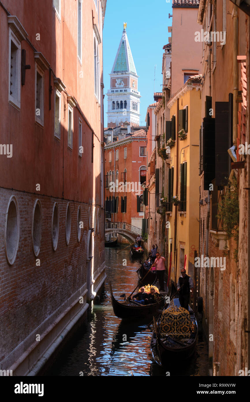 Petit canal en Roma, Italie Banque D'Images