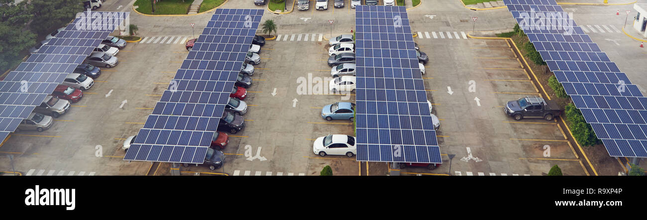 Parking avec panneau solaire sur la vue ci-dessus de l'antenne de toit Banque D'Images