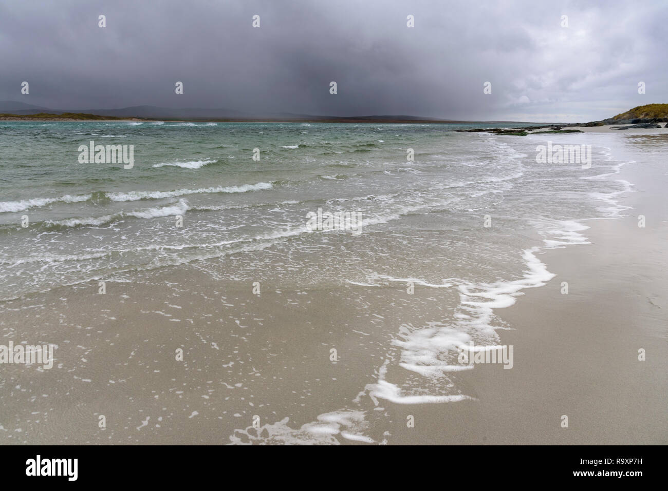 Storm cloud réunissant plus de la plage à Ardnave Point, Islay, Hébrides intérieures, ARGYLL & BUTE, Ecosse Banque D'Images