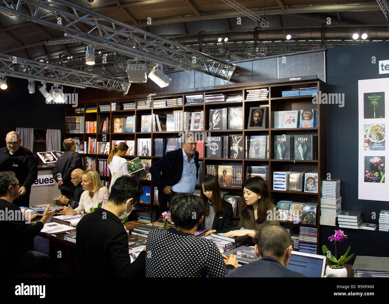 Impressions des différents services et des présentations dans les différents stands dans les halls du salon du livre 2016 à la foire du terrain en Allemagne ffm Banque D'Images