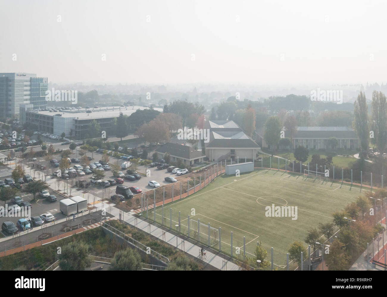 SUNNYVALE, CA - 15 NOVEMBRE 2018 : pollution de l'air sur le Sud de la baie de San Francisco, causé par la fumée des feux de forêt à Paradise, Californie, le 9 novembre Banque D'Images