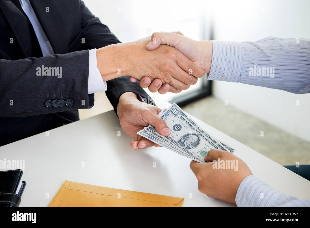 Homme politique ou homme d'affaires prenant et pot-de-serrant la main d'argent d'un costume, la corruption concept d'échange d'expériences Banque D'Images