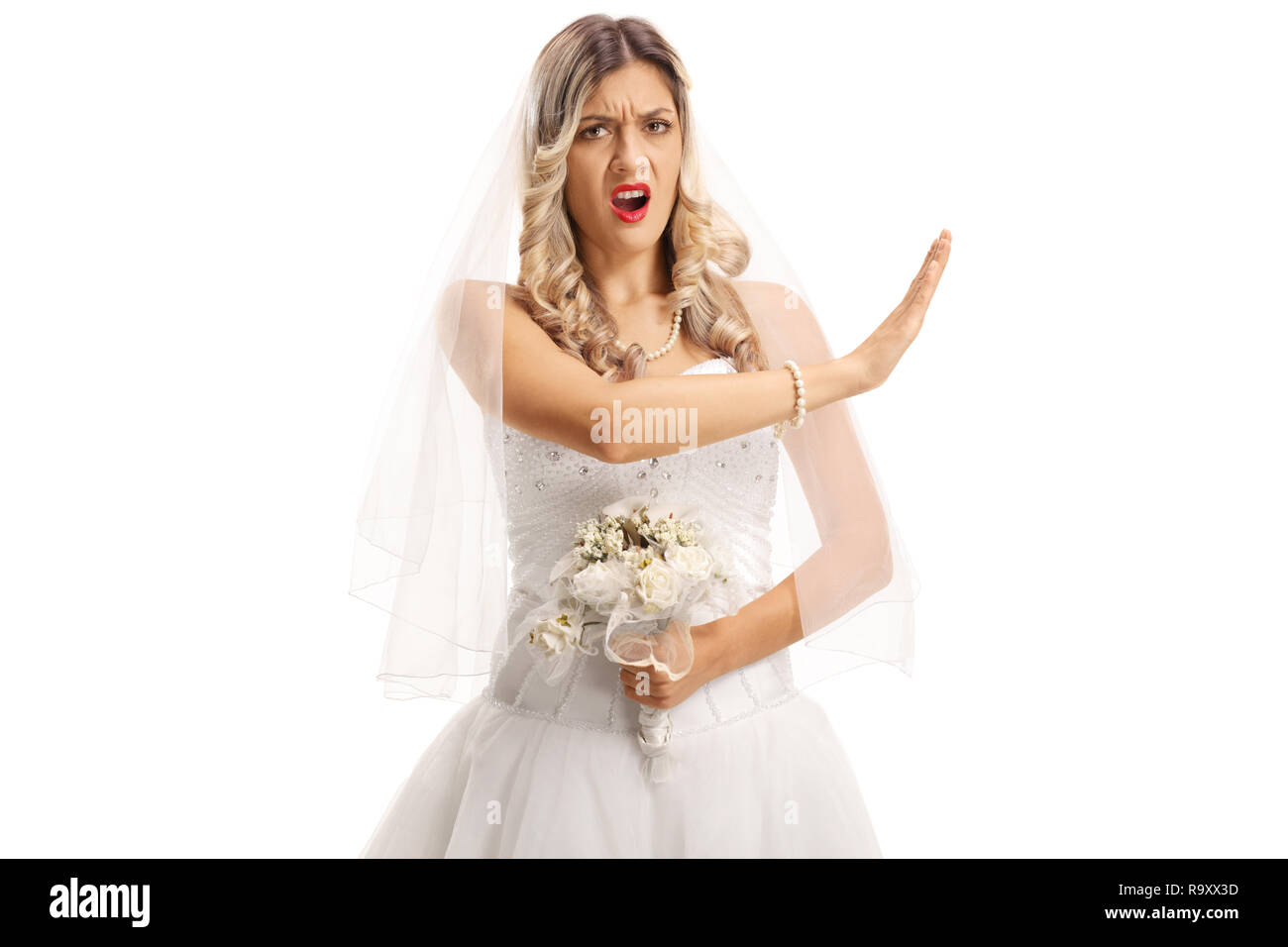 Mariée en colère gesticulant arrêter avec sa main isolé sur fond blanc Banque D'Images