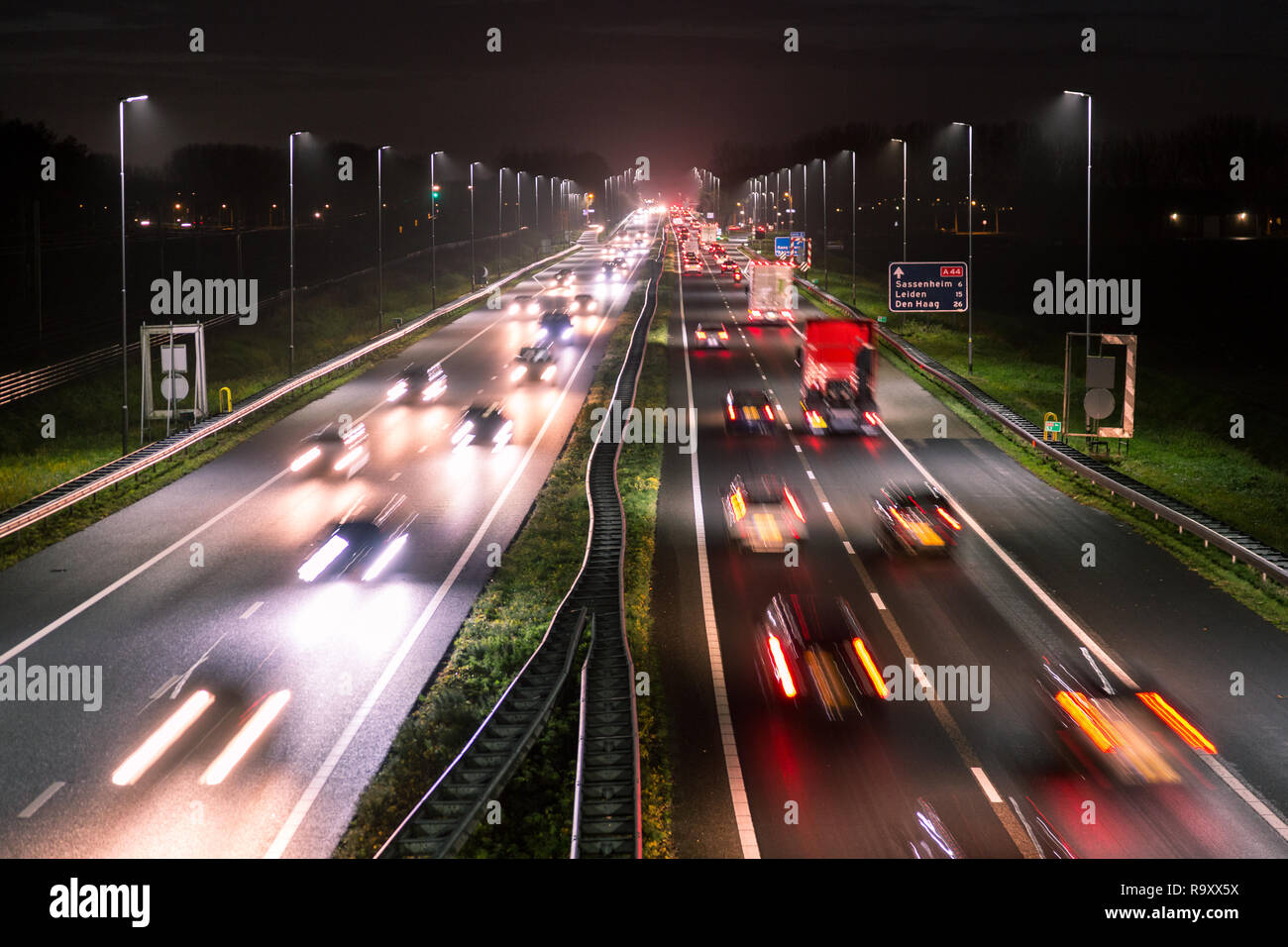 L'heure de pointe en plongée des sur une rue animée montrant des traînées de lumière floue de sentiers de course a la A44 près d'Amsterdam - Den Haag. Banque D'Images