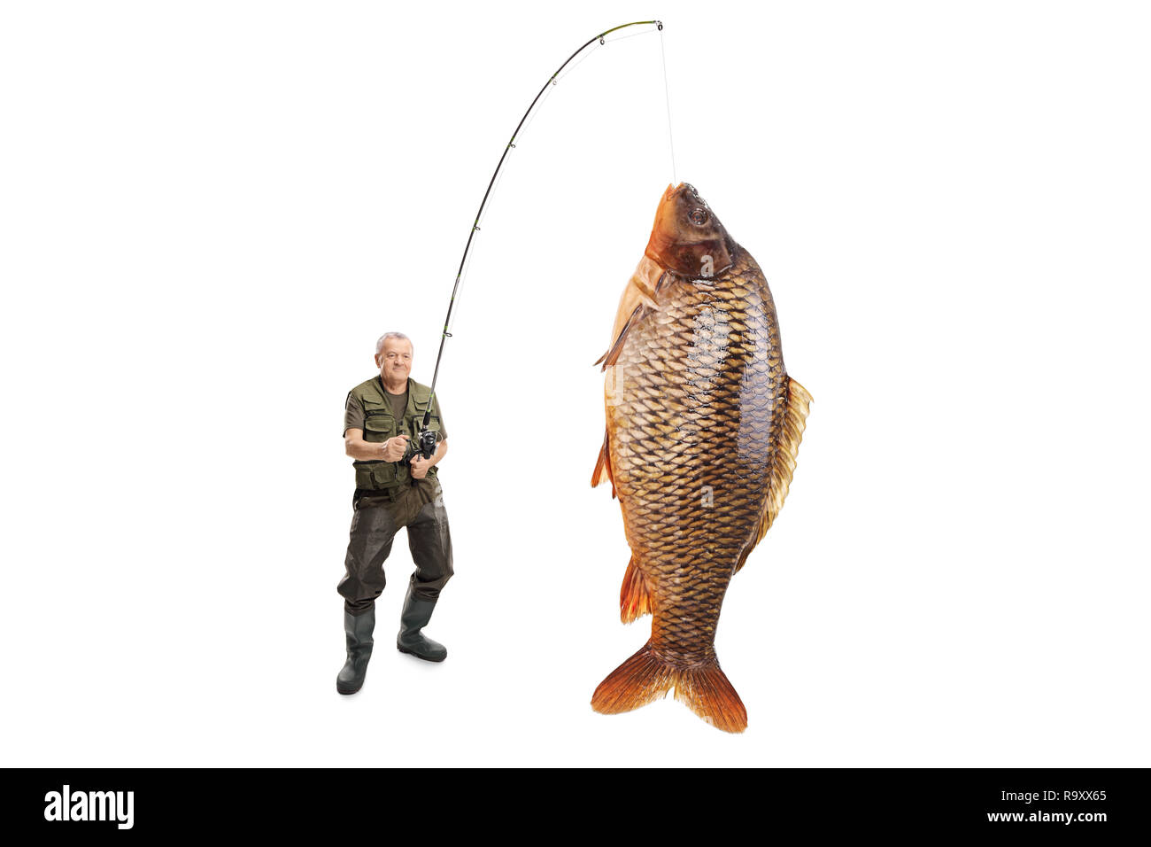 Portrait d'un pêcheur avec une carpe poisson sur une canne à pêche isolé sur fond blanc Banque D'Images