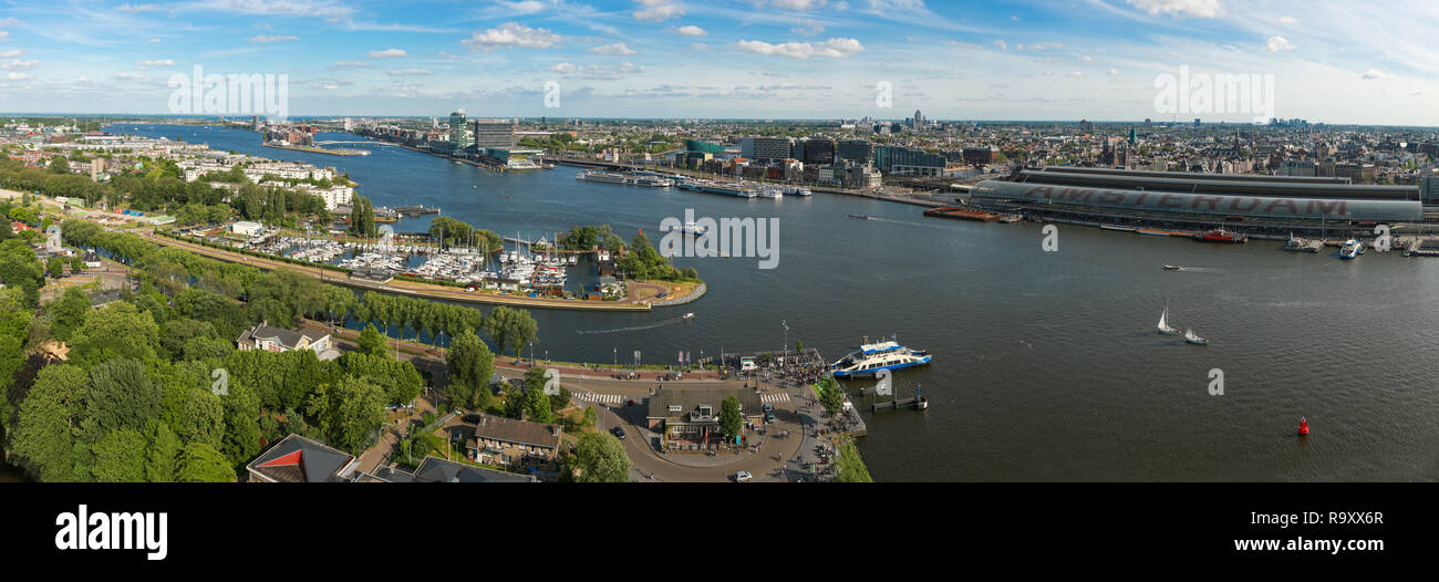 AMSTERDAM, Pays-Bas - 04 juin 2017 : Vue aérienne du centre-ville d'Amsterdam Harbour et rivière IJ avec ferry et la gare centrale en été. Banque D'Images