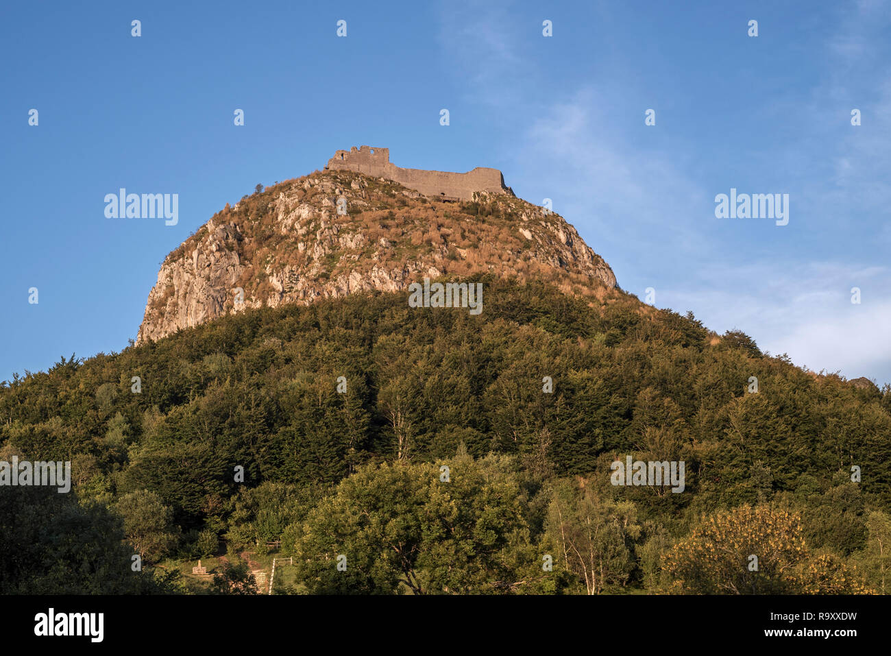Ruines du château de Montségur château médiéval sur une colline au coucher du soleil, fief des Cathares dans le département, l'Occitanie, France Banque D'Images