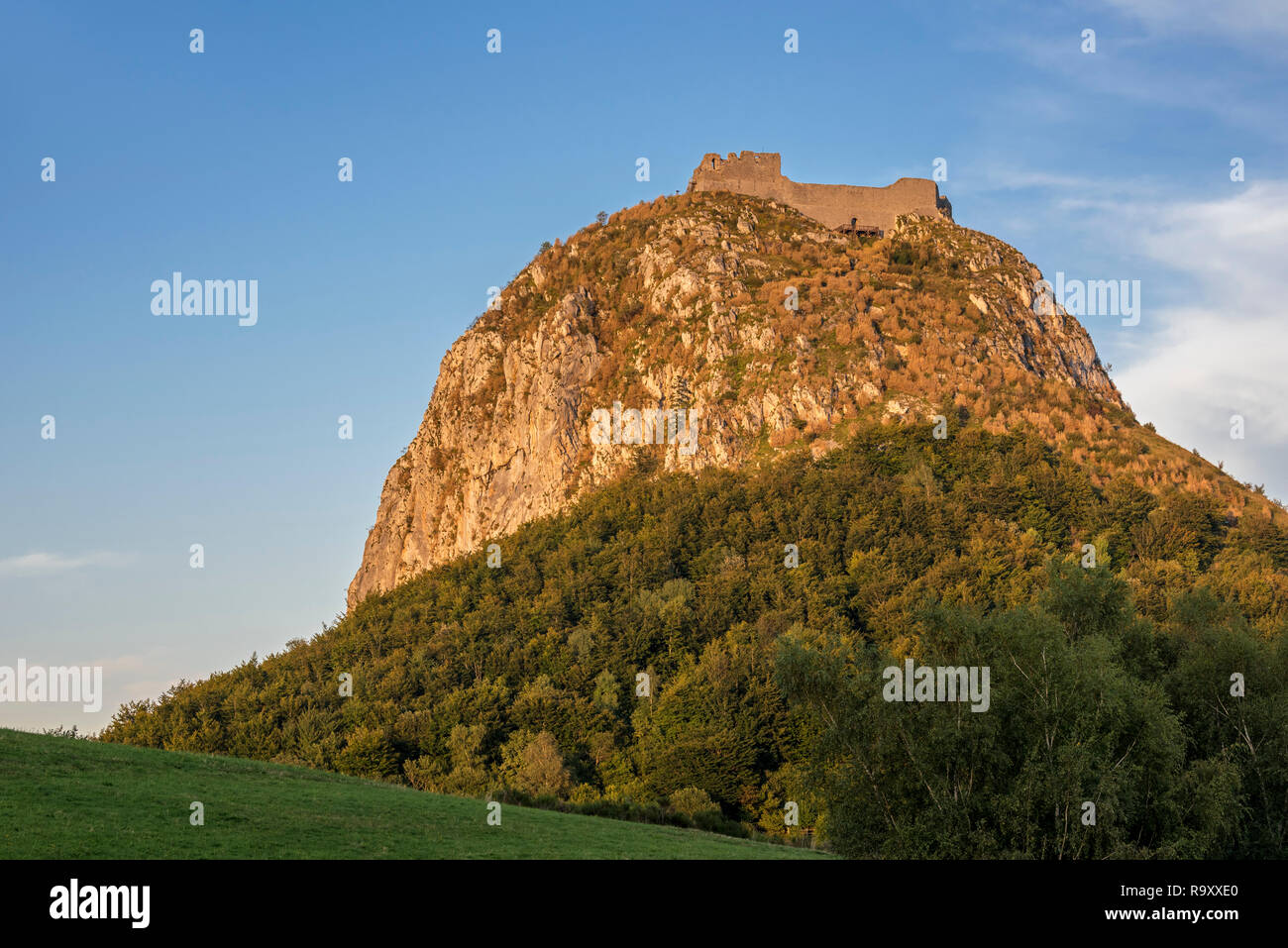 Ruines du château de Montségur château médiéval sur une colline au coucher du soleil, fief des Cathares dans le département, l'Occitanie, France Banque D'Images