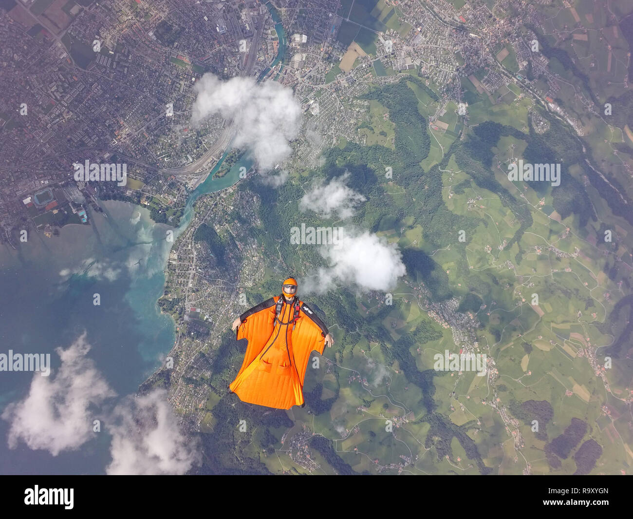 C'est pilote wingsuit flying free dans le ciel et explose pour un long moment, à son costume birdman autour des nuages. Banque D'Images