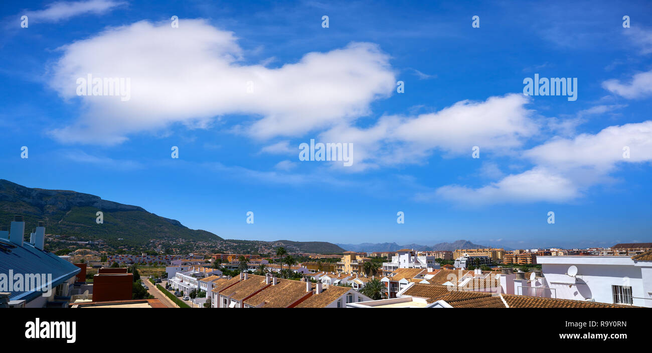 Toits de Denia et la montagne Montgo à Alicante, Espagne Banque D'Images