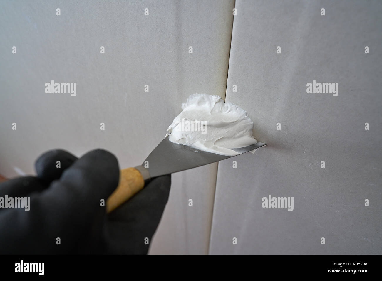 Le plâtrage plâtre laminé inscrivez-vous détail spatule et part Banque D'Images