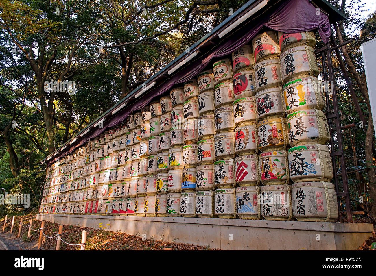 Barils de sake enveloppés de paille à la région de Meiji Jingu, Tokyo Japon Banque D'Images