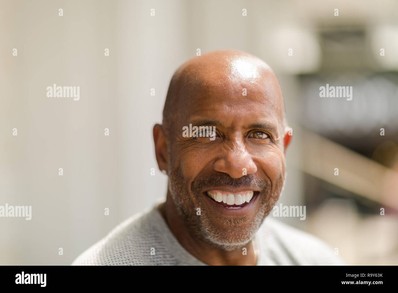 Senior African American man smiling extérieur. Banque D'Images