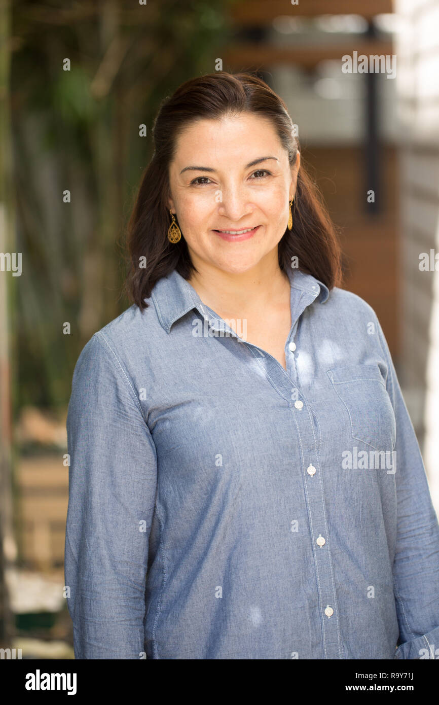 Portrait d'une femme Hispnaic heureux sourire. Banque D'Images